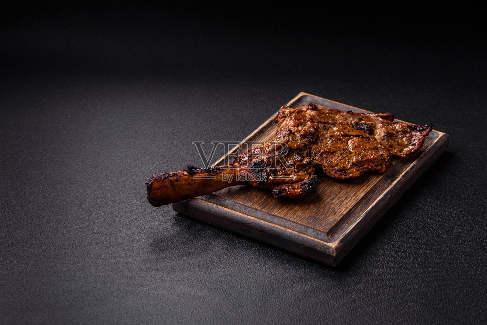 多汁的战斧牛排在烤架上烤着照片摄影图片