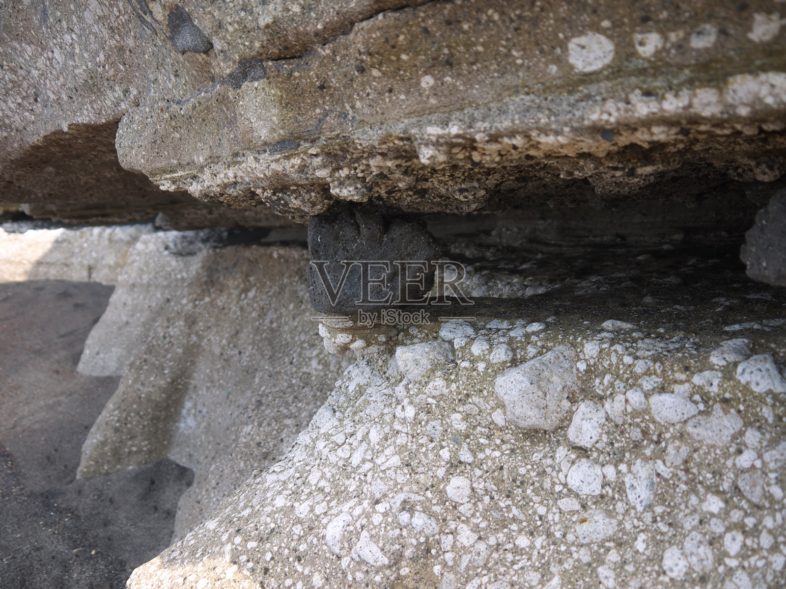 石头卡在岩缝里照片摄影图片