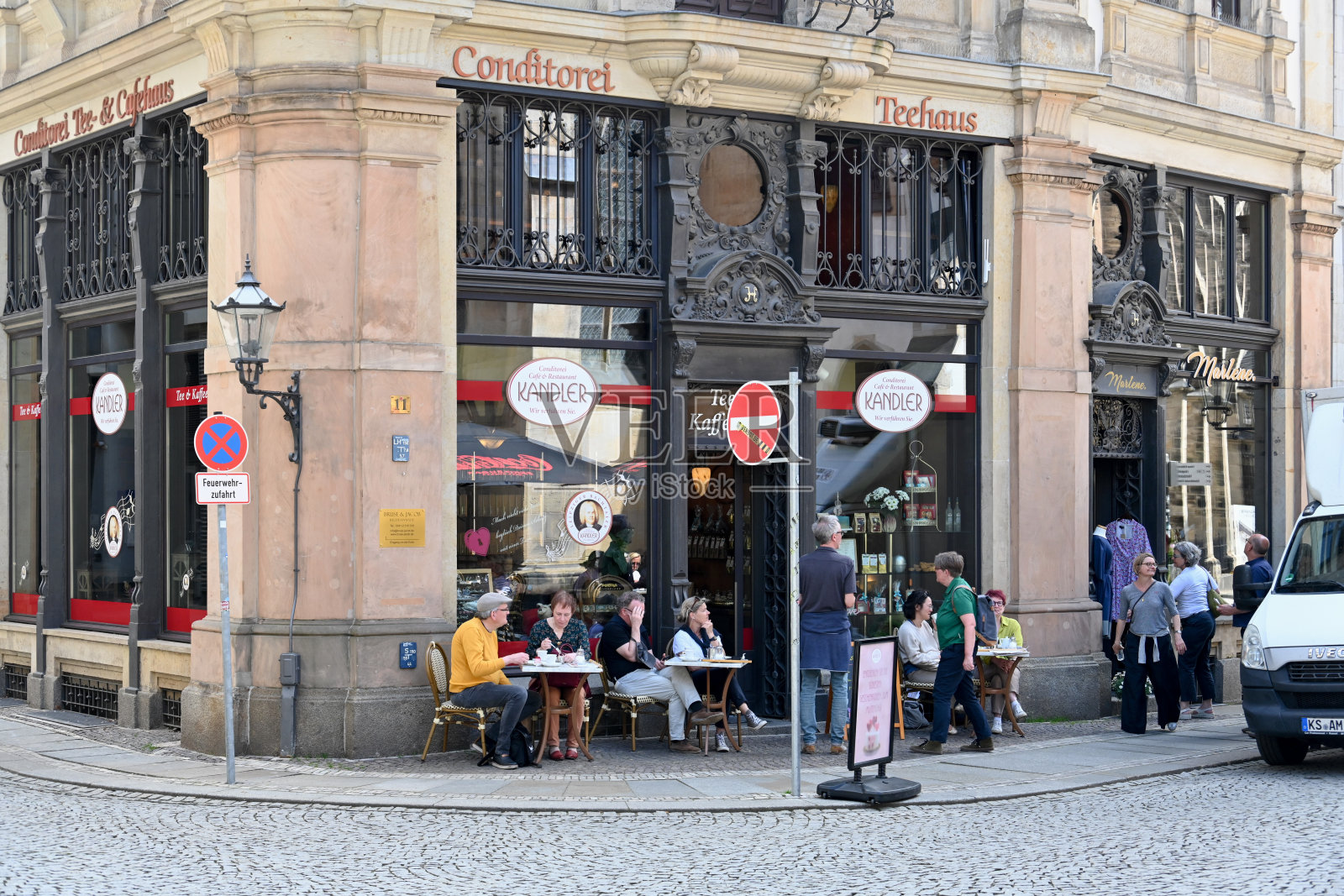 莱比锡老城托马斯教堂历史悠久的咖啡馆。照片摄影图片