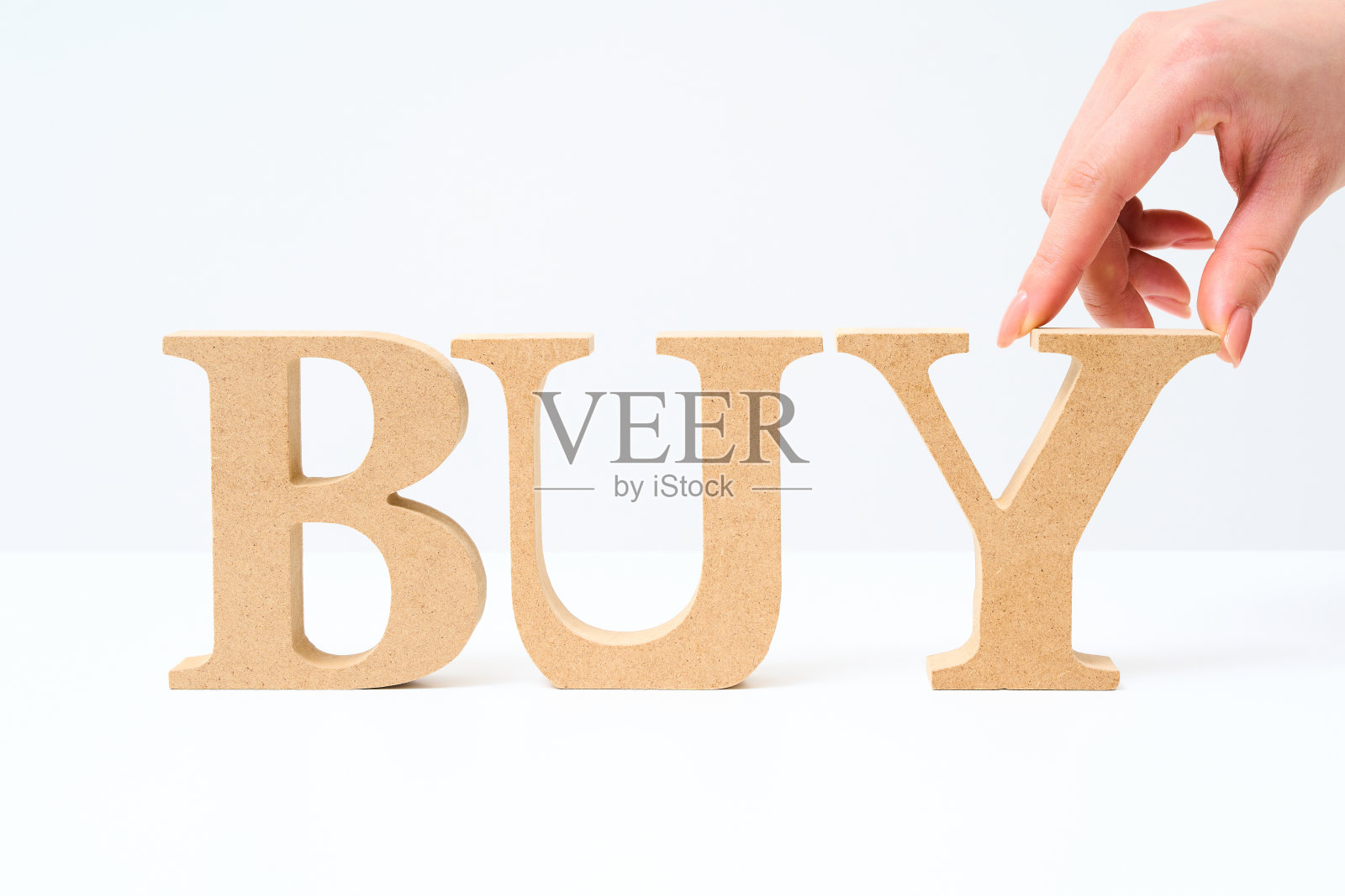 木制字母积木，上面排列着“BUY”这个词照片摄影图片