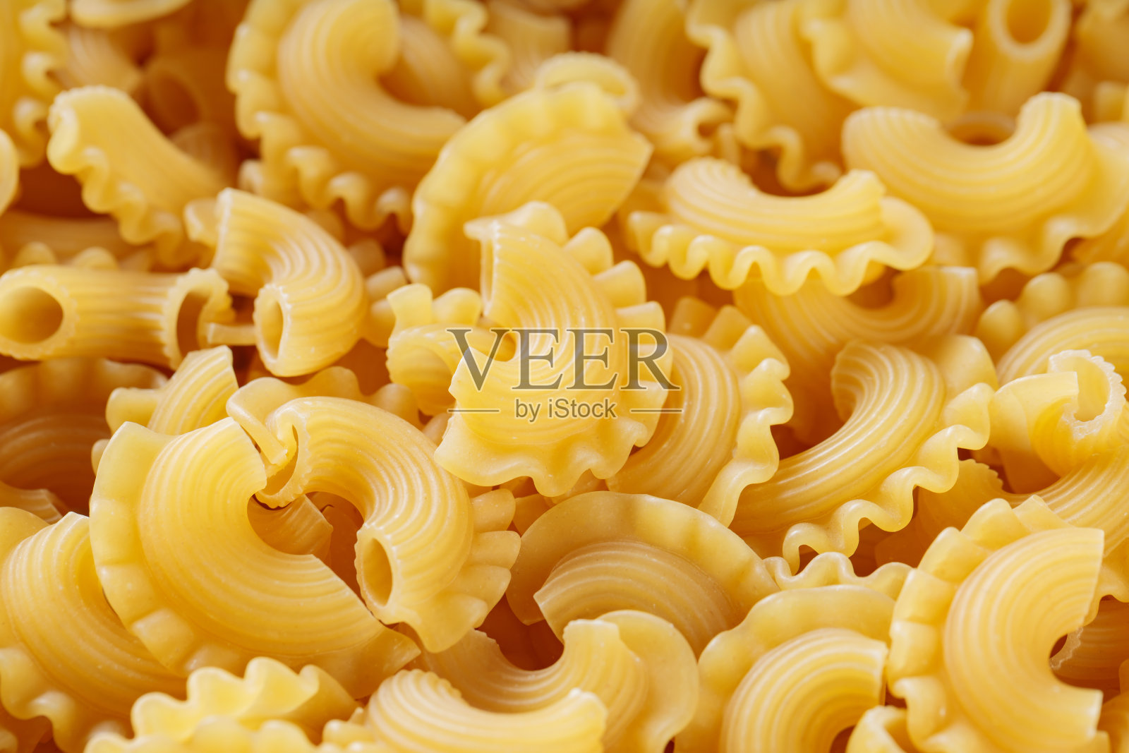 生的Creste di Gallo干面食形状，意大利硬粒小麦通心粉照片摄影图片