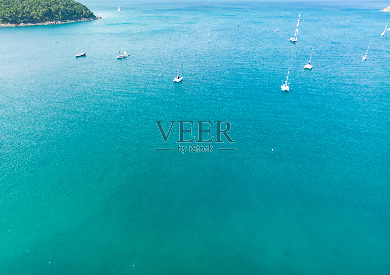 航拍的蓝色海面水面纹理背景，太阳在海洋上的反射，空中飞行的无人机视图波浪水面纹理在普吉岛泰国阳光明媚的热带海洋照片摄影图片