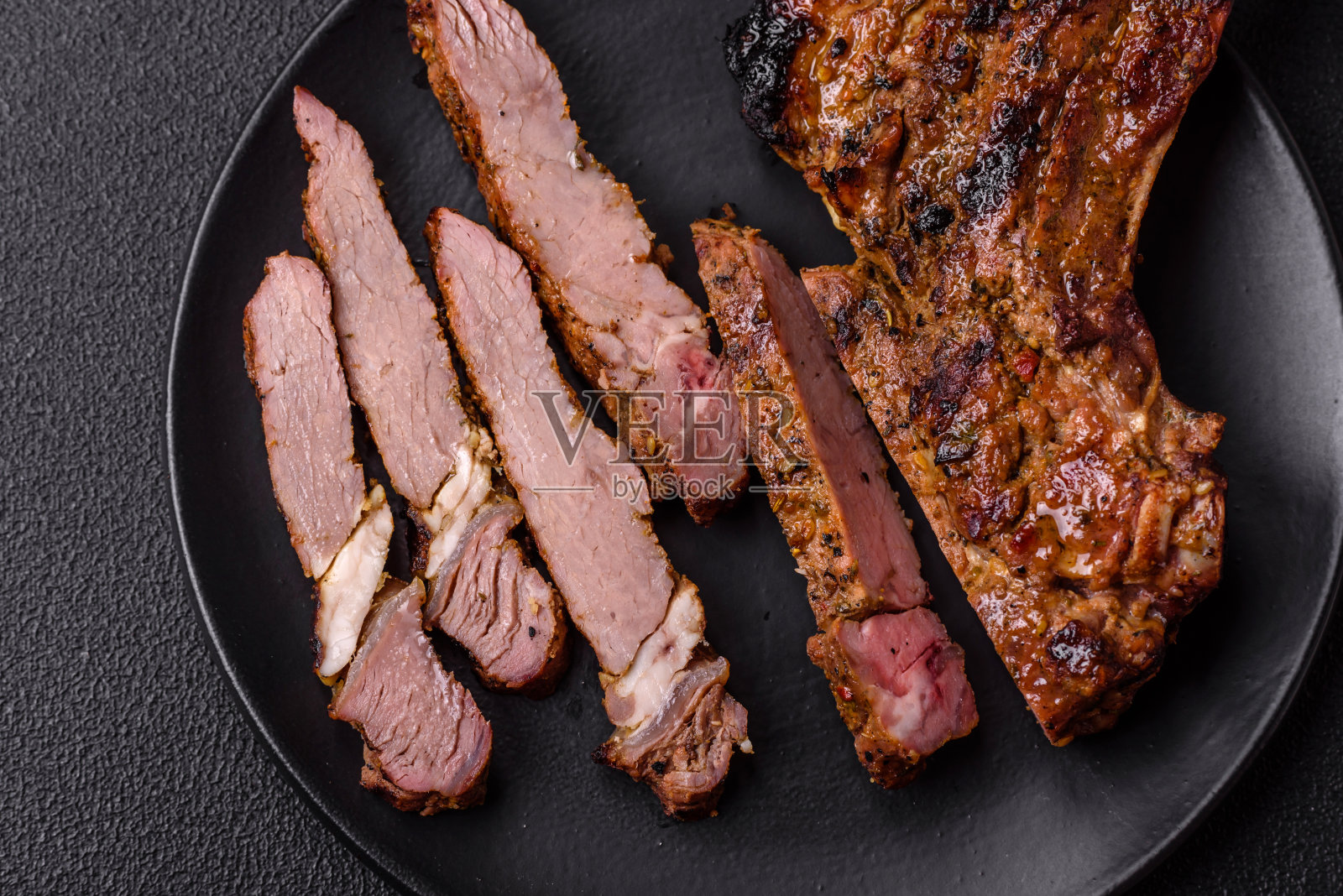 多汁的战斧牛排在烤架上烤着照片摄影图片