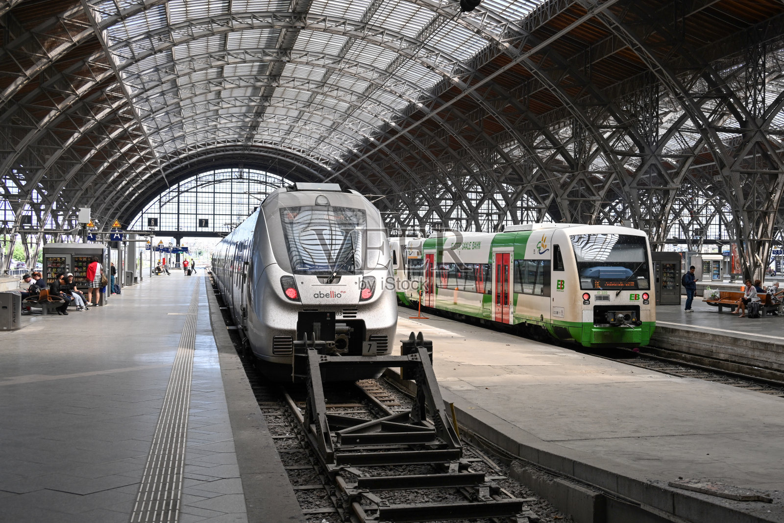 一辆来自Abellio Rail Mitteldeutschland的Talent 2和一辆来自Erfurter Bahn (Elster Saale Bahn)的区域班车RS1停在莱比锡中央车站照片摄影图片