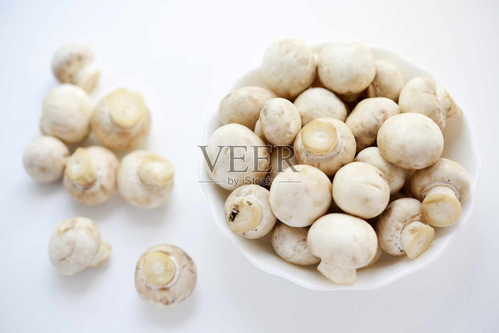 杯子里的牛肝菌。白色背景的冠军。照片摄影图片