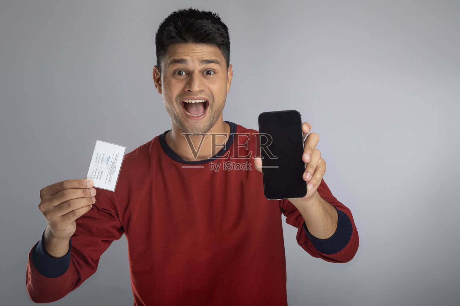 有智能手机和信用卡的快乐年轻人照片摄影图片