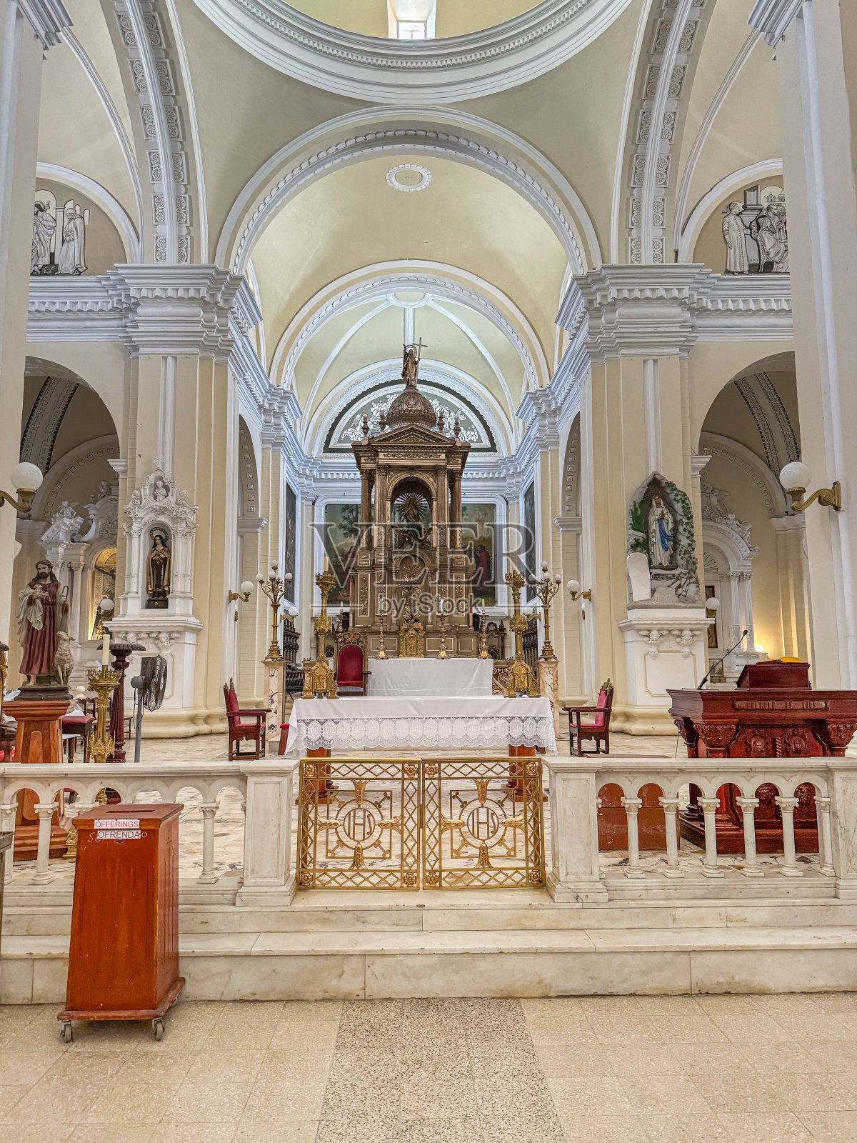 尼加拉瓜美丽的巴洛克新古典主义城市莱昂，雄伟的圣母玛利亚升天大教堂和令人印象深刻的白色殖民屋顶照片摄影图片