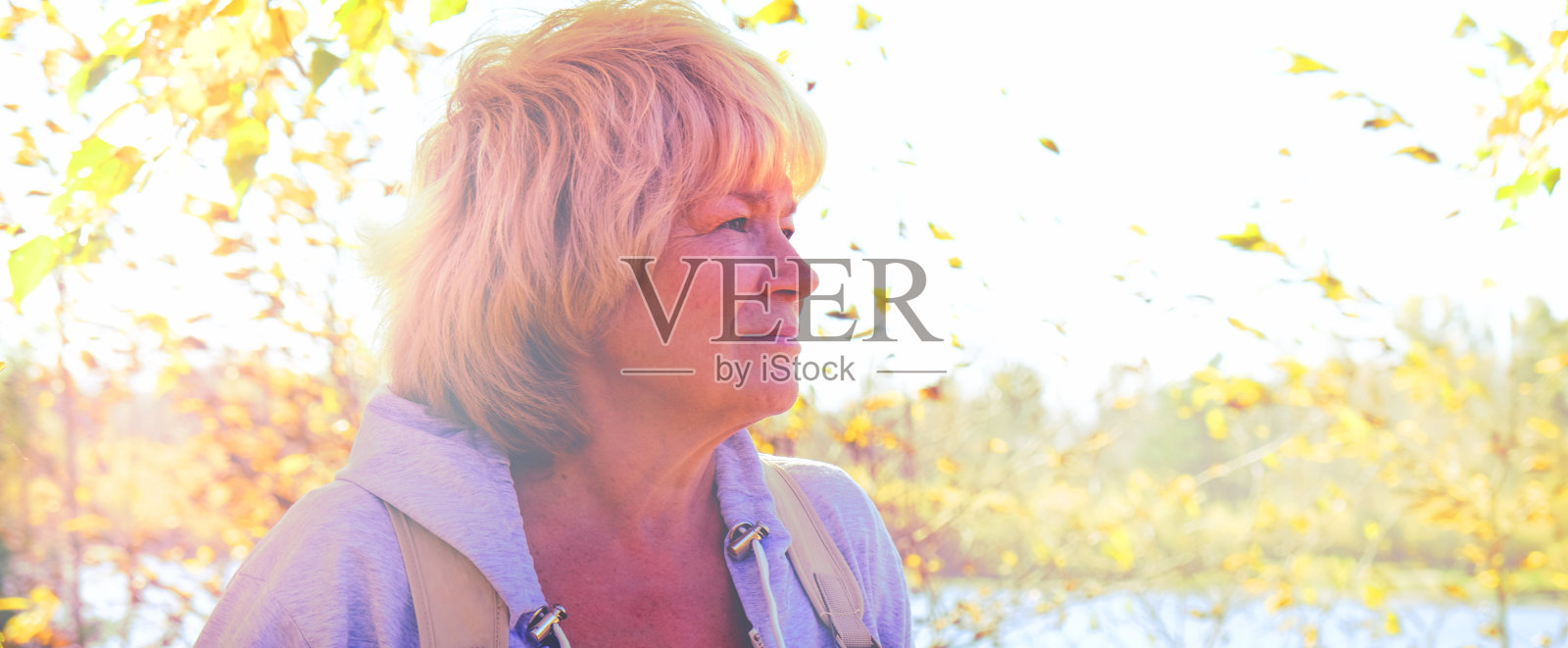 在户外做白日梦的老妇人。自信的老年妇女在乡间散步时看起来很体贴。旅游,度假照片摄影图片