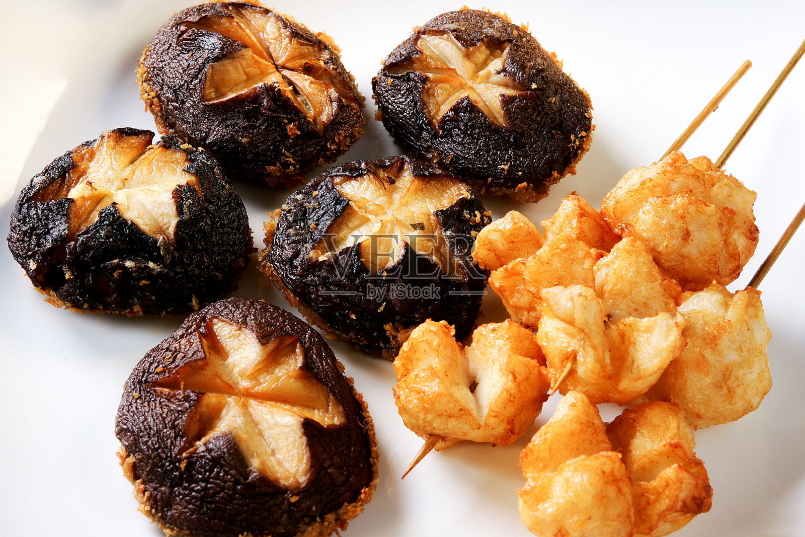 盘子里的炸蘑菇和鱿鱼球特写照片摄影图片