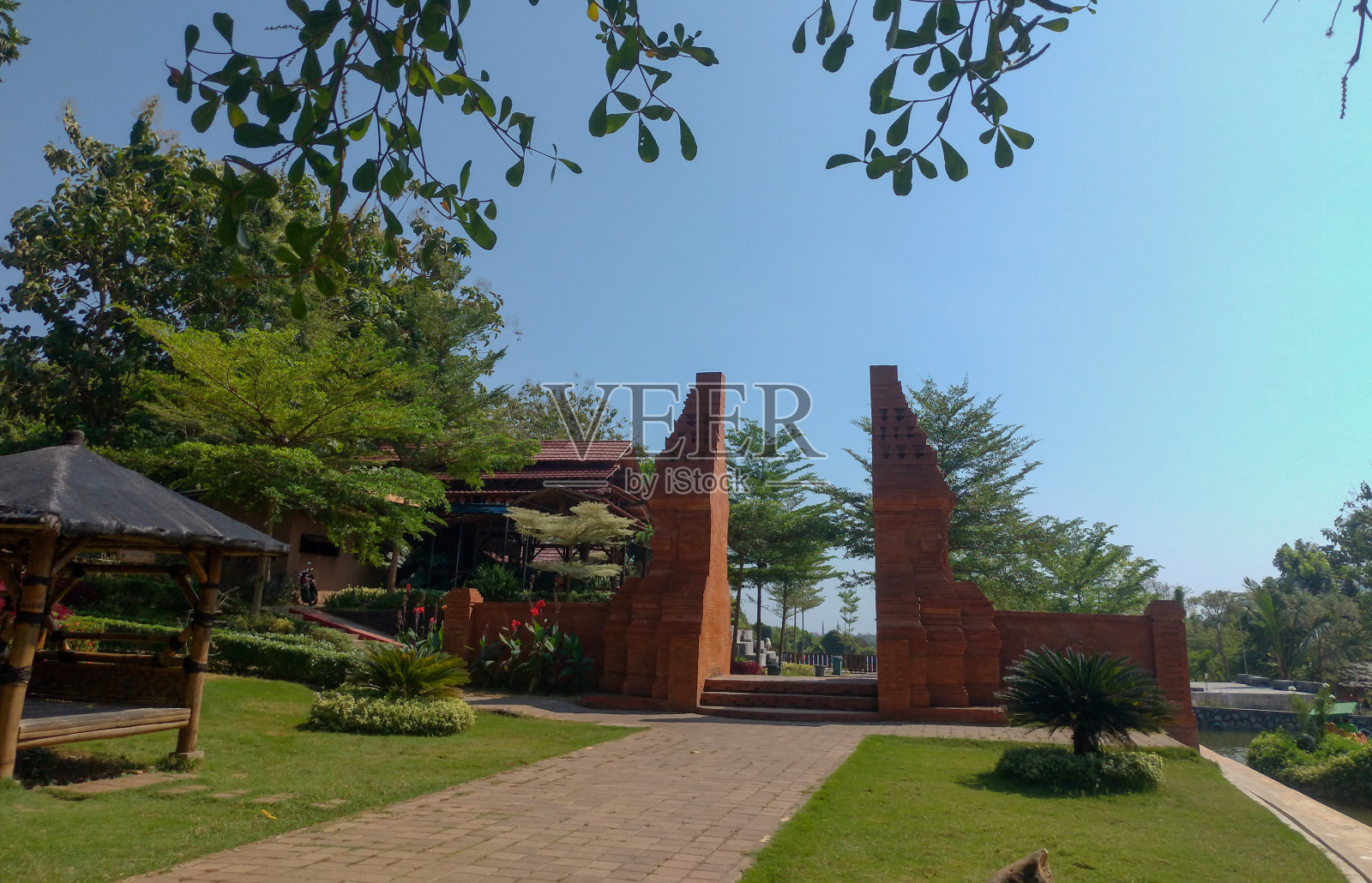 一座经典爪哇建筑的大门，用的是红砖照片摄影图片