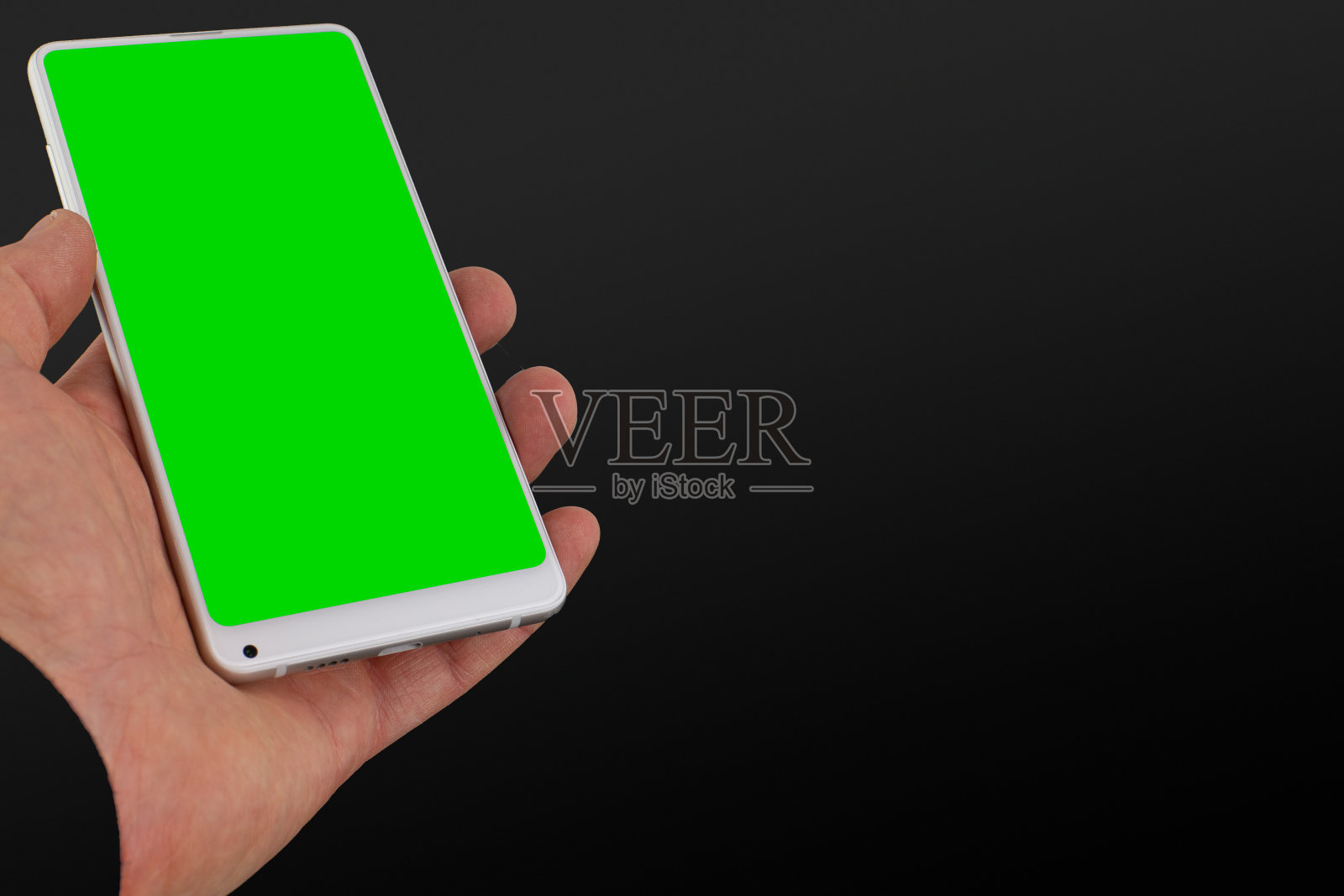黑色背景绿屏智能手机照片摄影图片