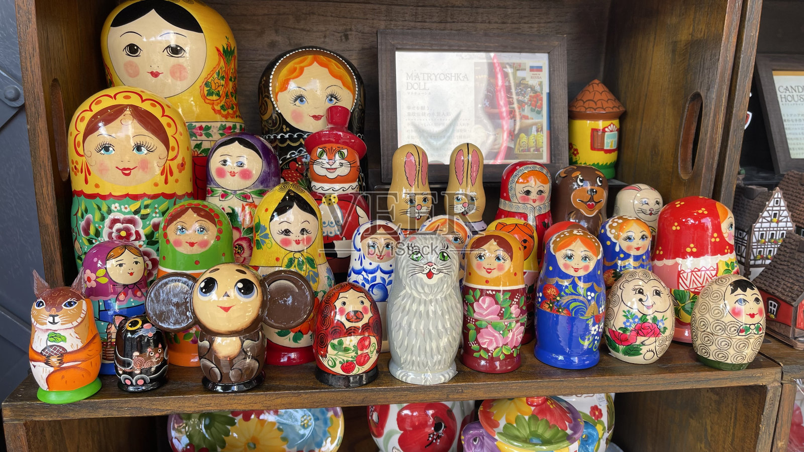 色彩鲜艳的木制套娃或巴布什卡堆叠娃娃。不同的大小。女人的脸涂着红唇，脸颊红润。女孩们穿着传统的花裙子，戴着围巾照片摄影图片