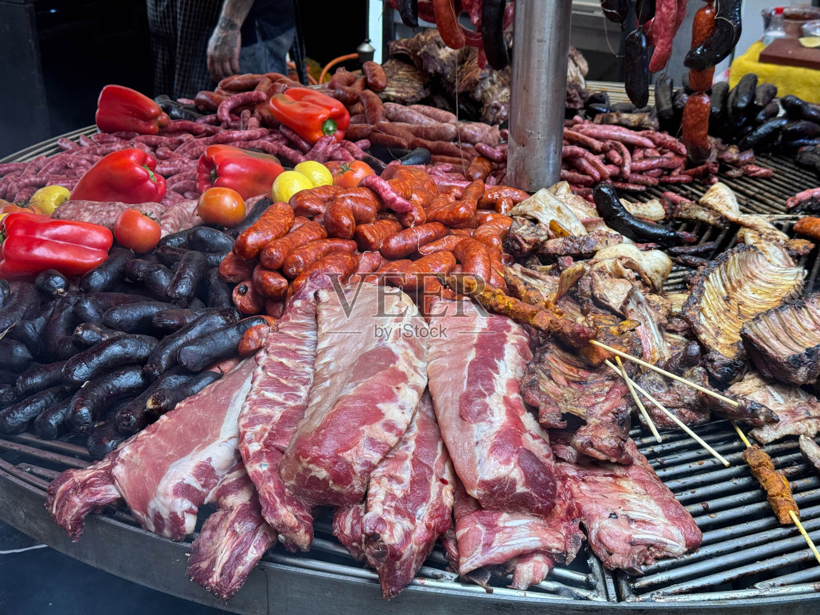 营房的员工正在准备肉类菜肴。Hogueras de San Juan。圣女贞德节是阿利坎特市的一个传统和受欢迎的节日。照片摄影图片