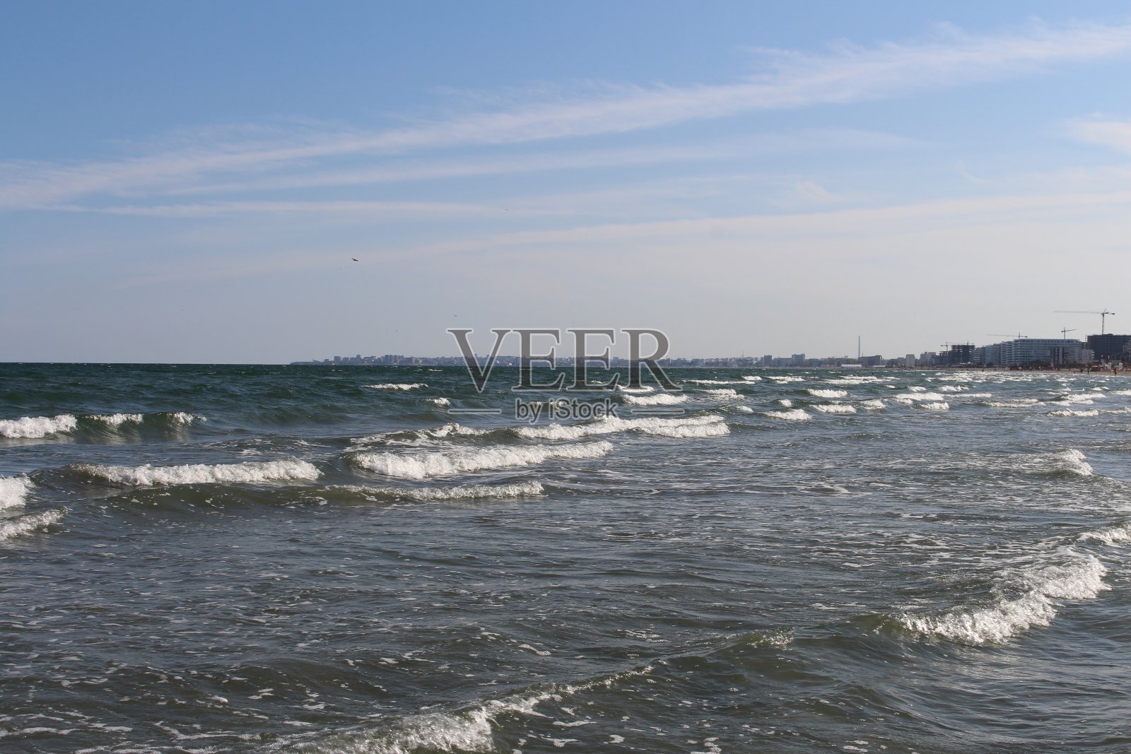 海浪拍打着海滩照片摄影图片