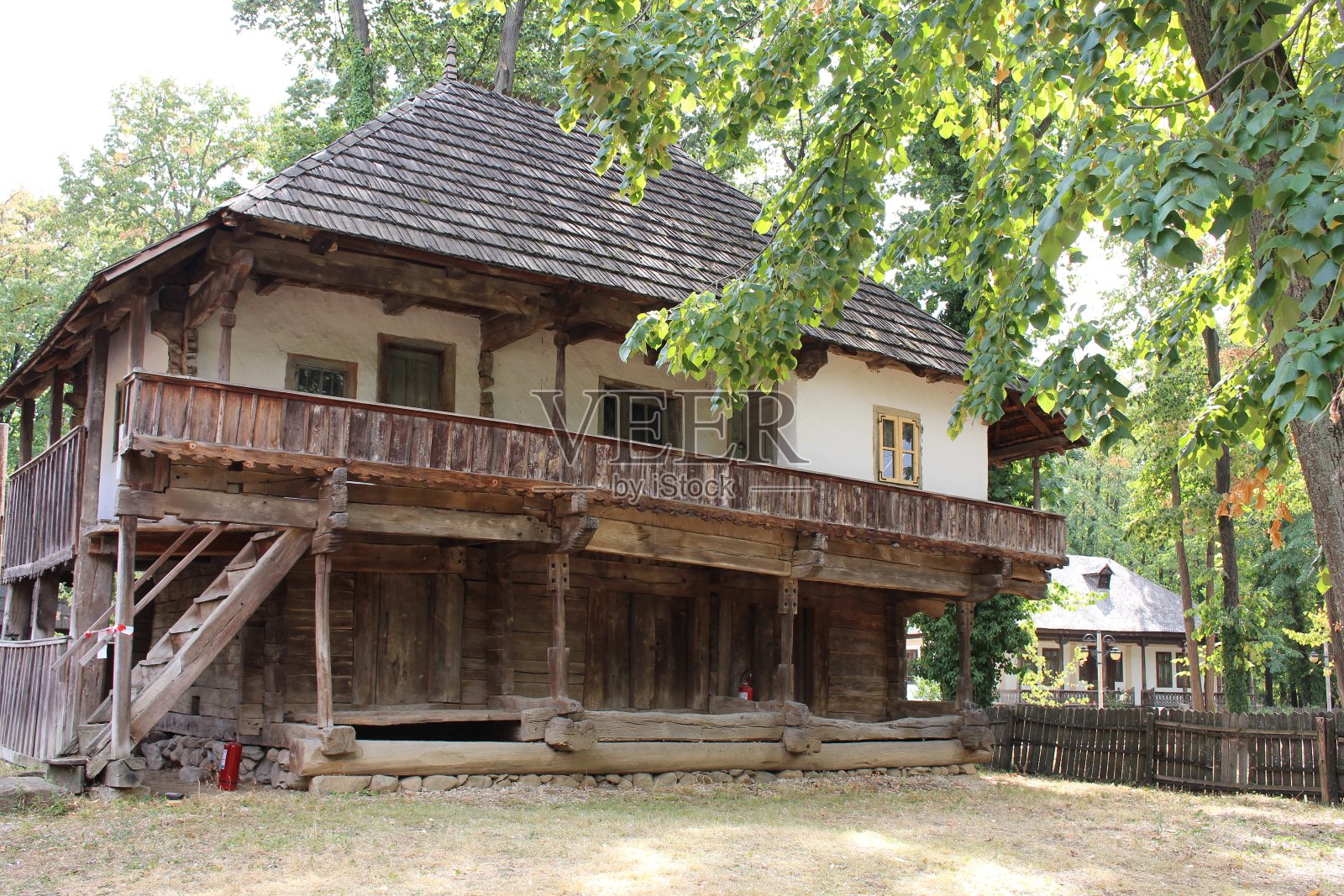 背景是树的小木屋照片摄影图片