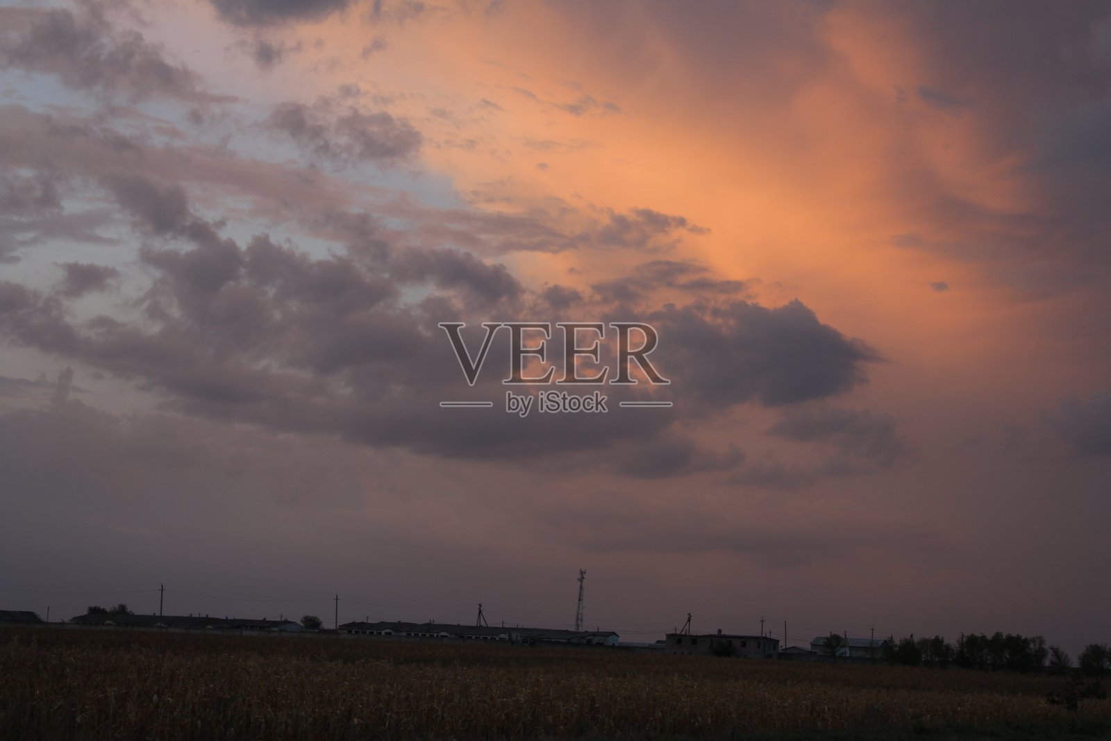 天空多云的田野照片摄影图片