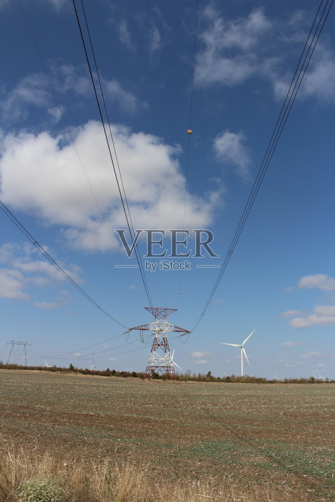 田野里的风车照片摄影图片