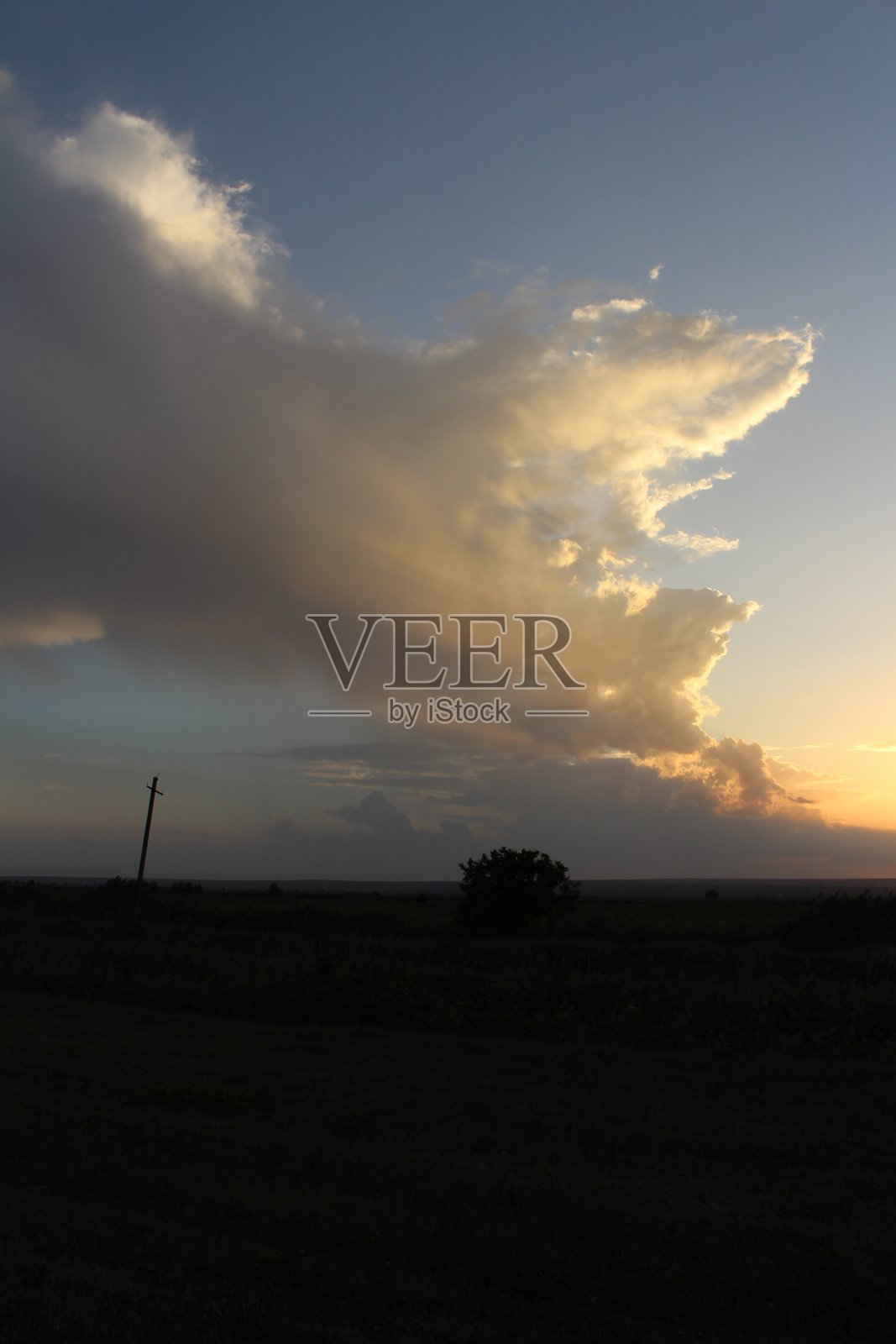 天空中的一朵大云照片摄影图片