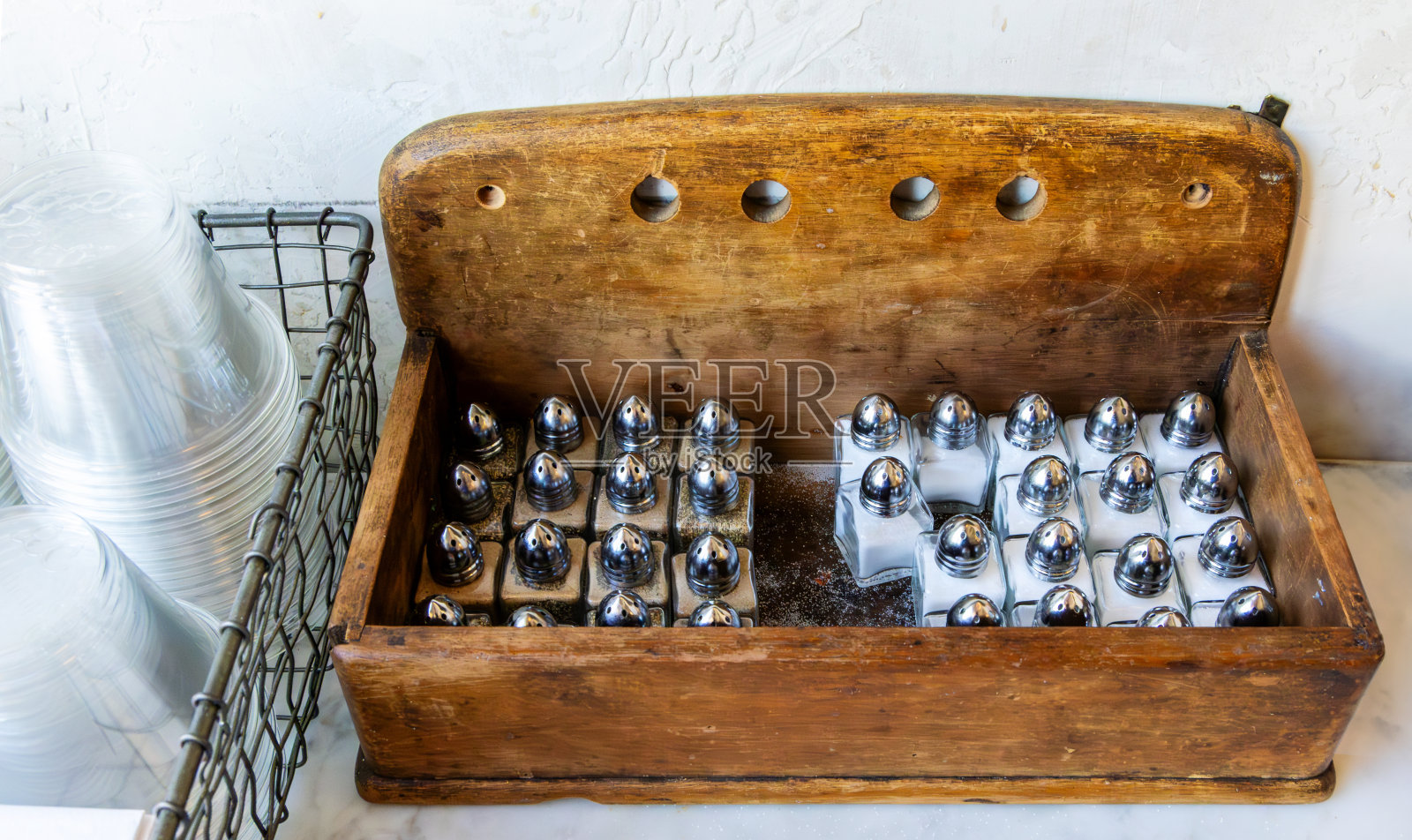 餐厅自助服务柜台-杯子-调味品-马萨诸塞州美国照片摄影图片