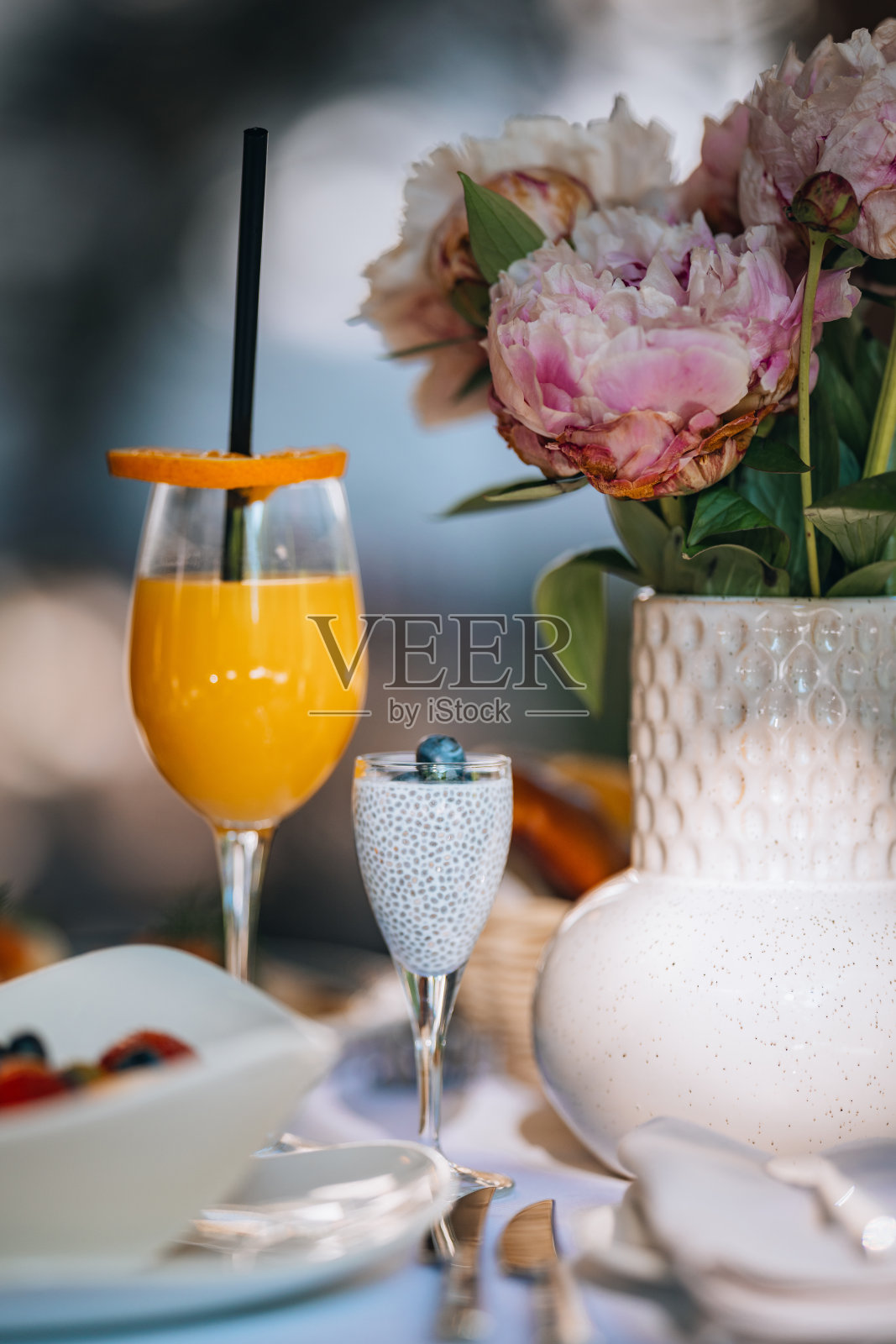 在户外咖啡馆吃早餐照片摄影图片