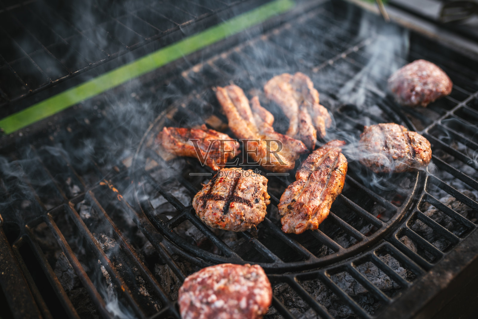 用烟熏烧烤的肉丸照片摄影图片