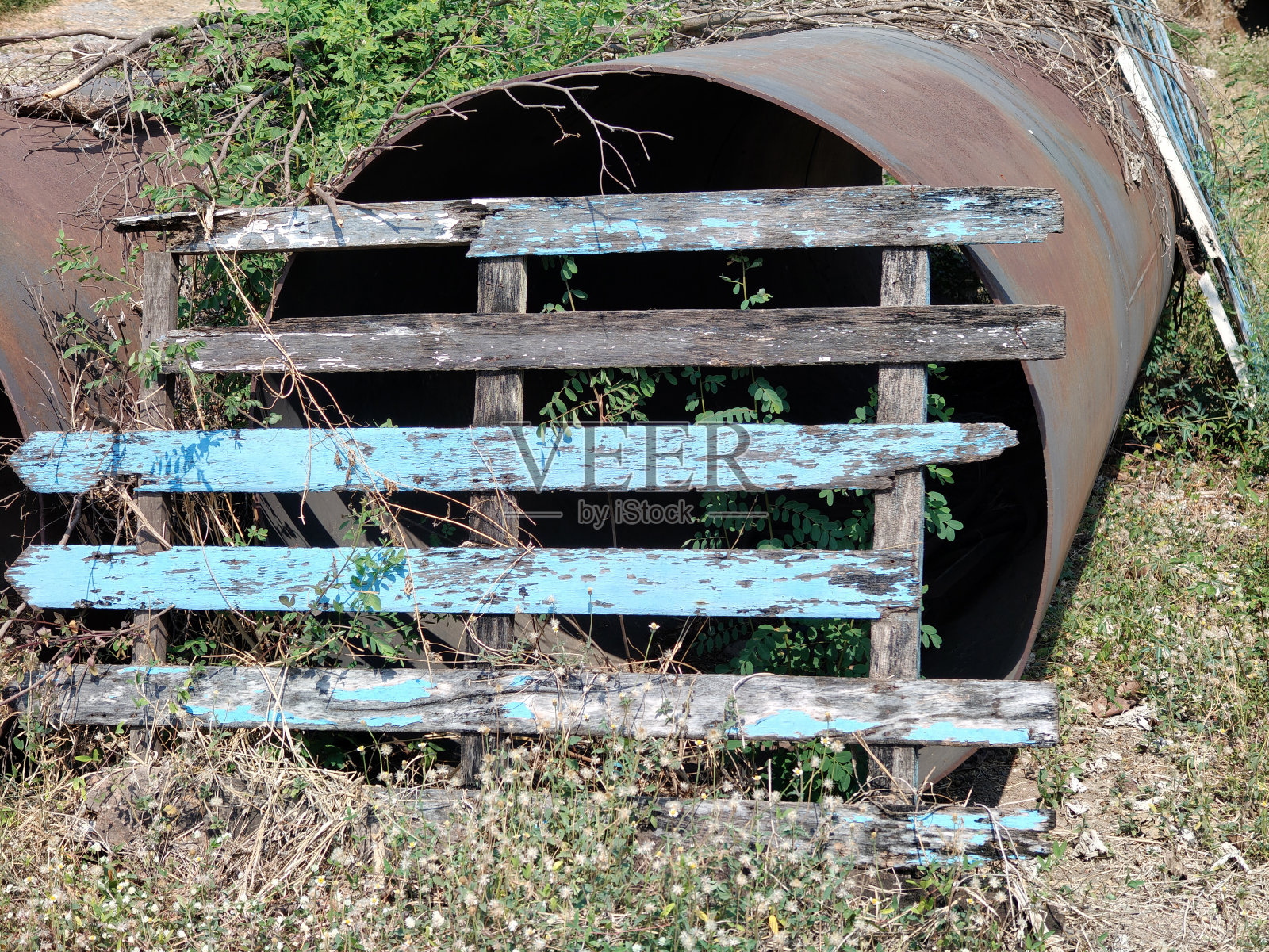 废弃的木栅栏和生锈的铁管照片摄影图片