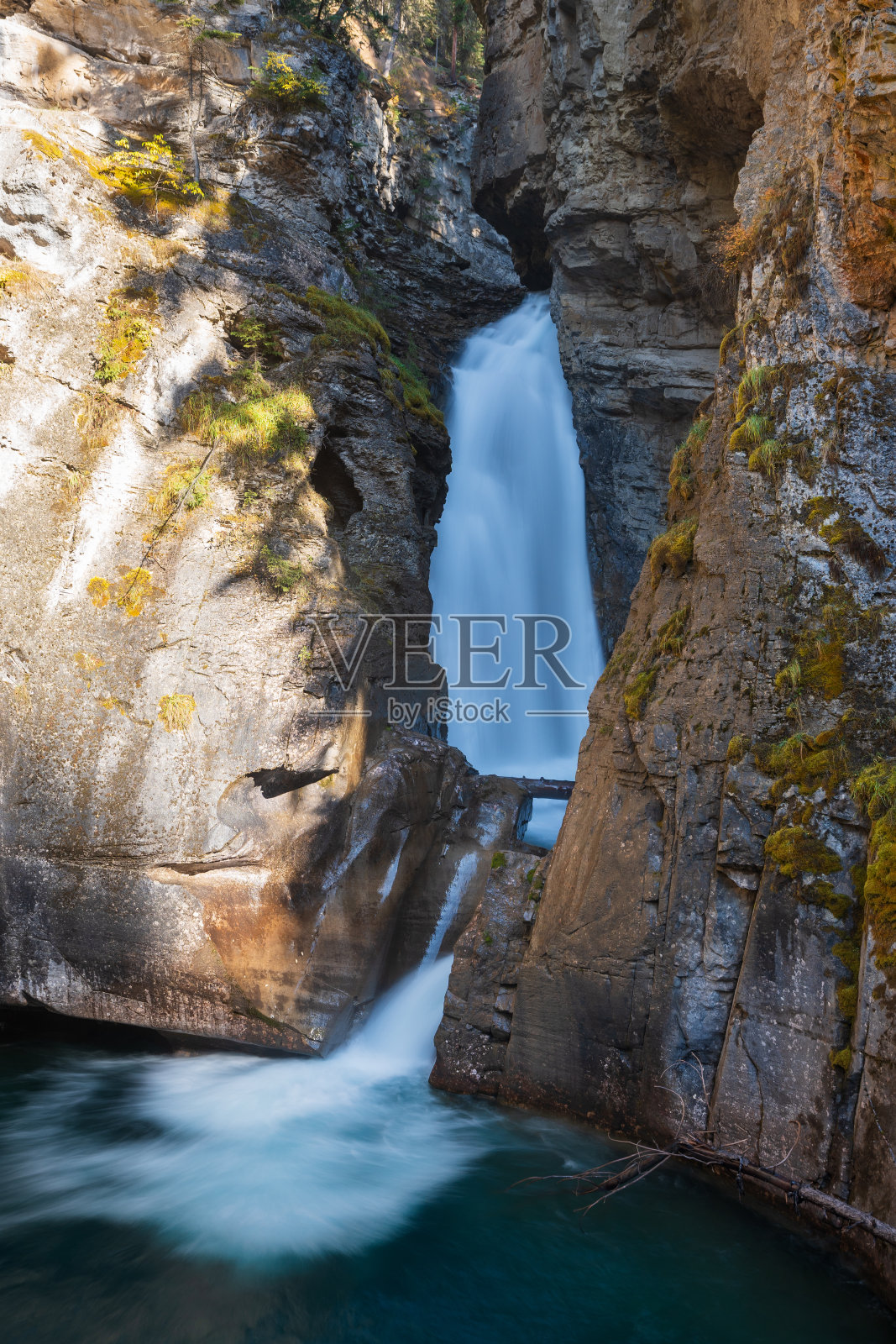 约翰斯顿峡谷下瀑布。加拿大阿尔伯塔省班夫国家公园。加拿大落基山脉。照片摄影图片