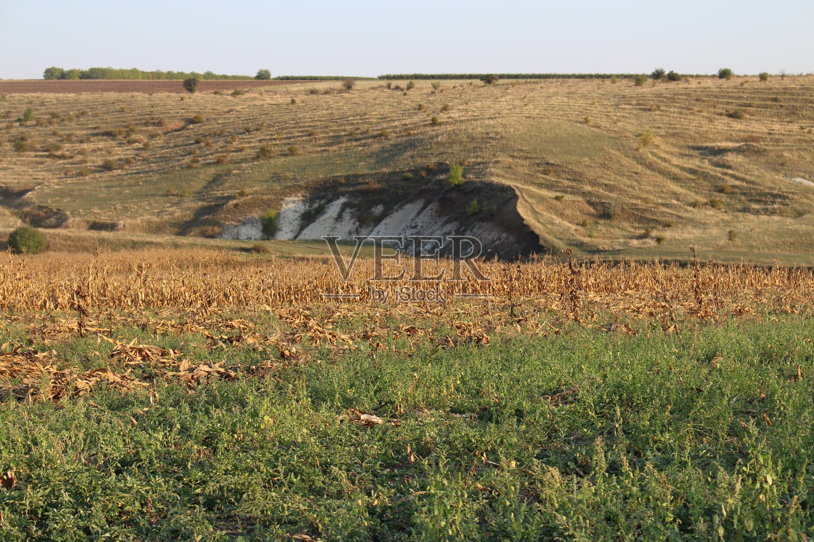 一个中间有一个小瀑布的大的平坦区域照片摄影图片
