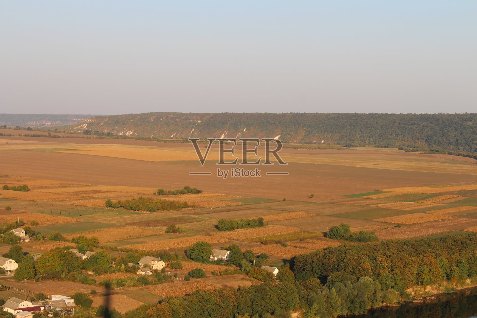 有树和建筑的风景照片摄影图片