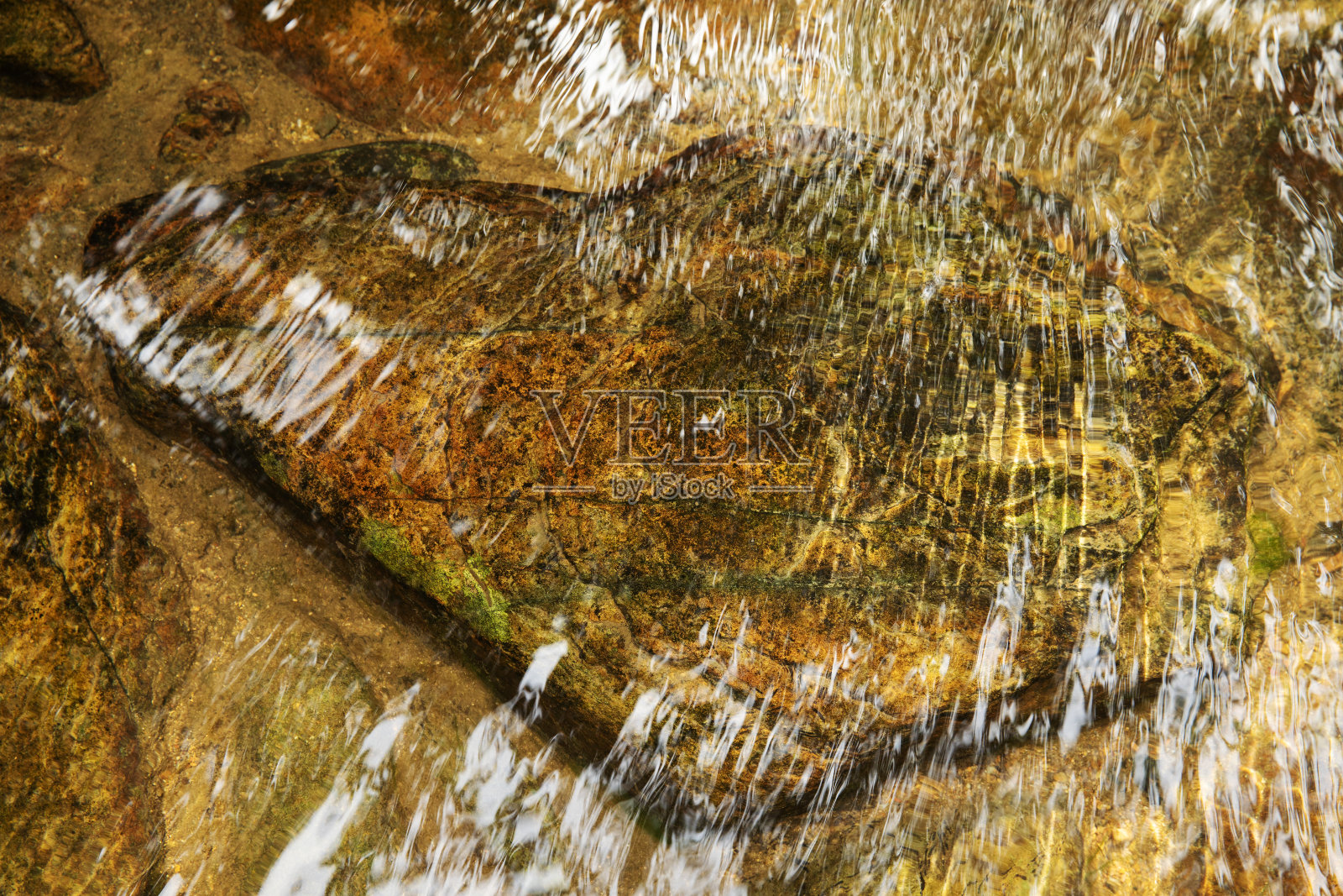 流动溪水照片摄影图片