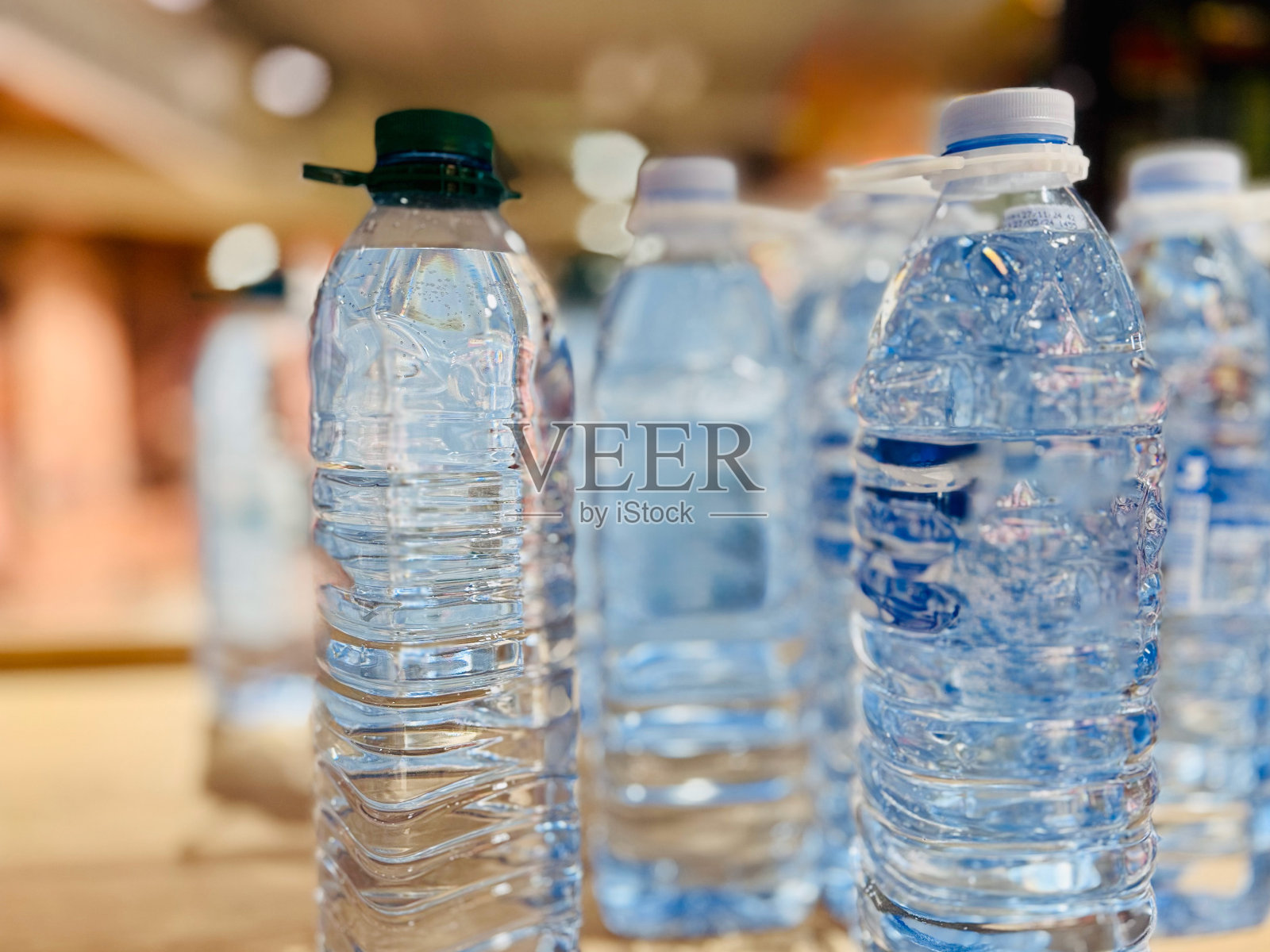 各种品牌的瓶装水在商店照片摄影图片