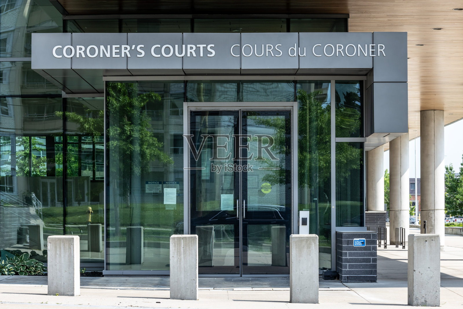 加拿大多伦多，2024年6月20日;多伦多莫顿舒尔曼大道验尸法庭的入口照片摄影图片