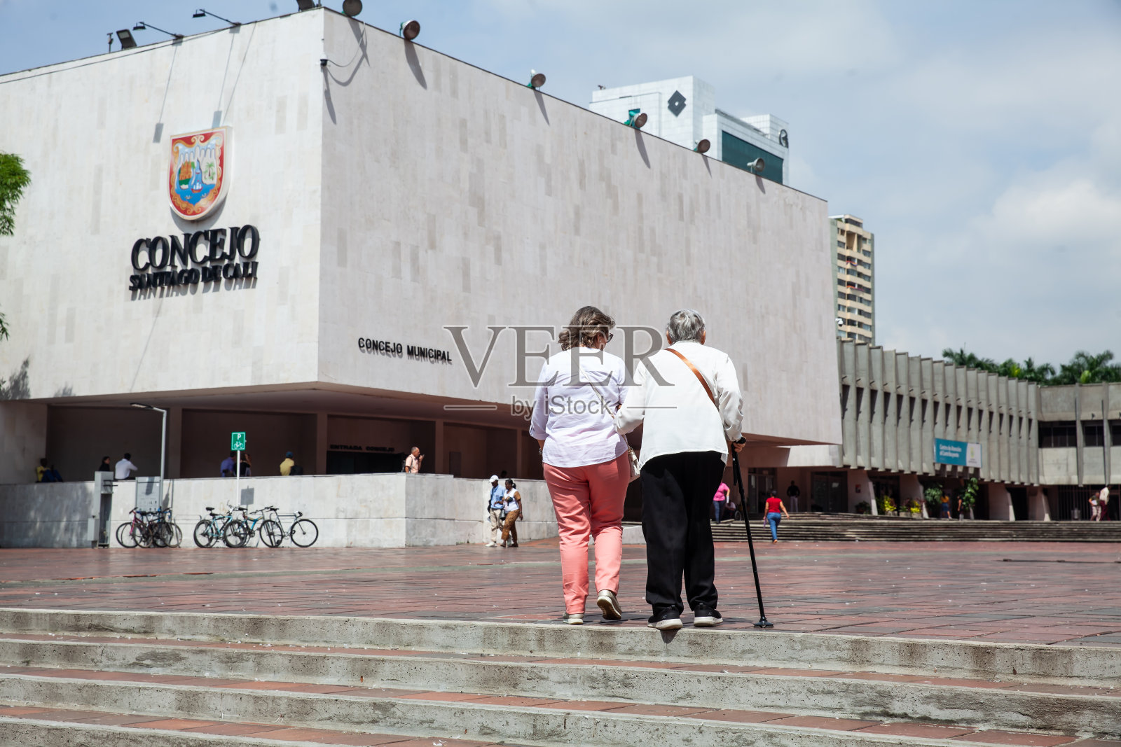 哥伦比亚，卡利——2024年6月17日:一位老年妇女和她的女儿抵达卡利市行政中心照片摄影图片