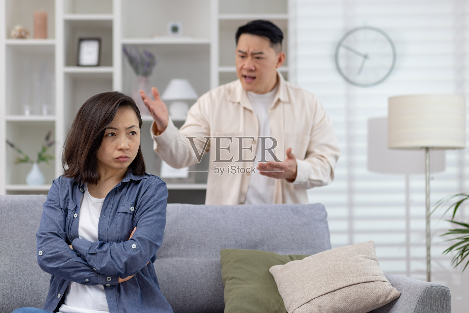 年轻的亚洲夫妇，男人和女人在家里争吵，男人对女人实施家庭暴力和虐待照片摄影图片