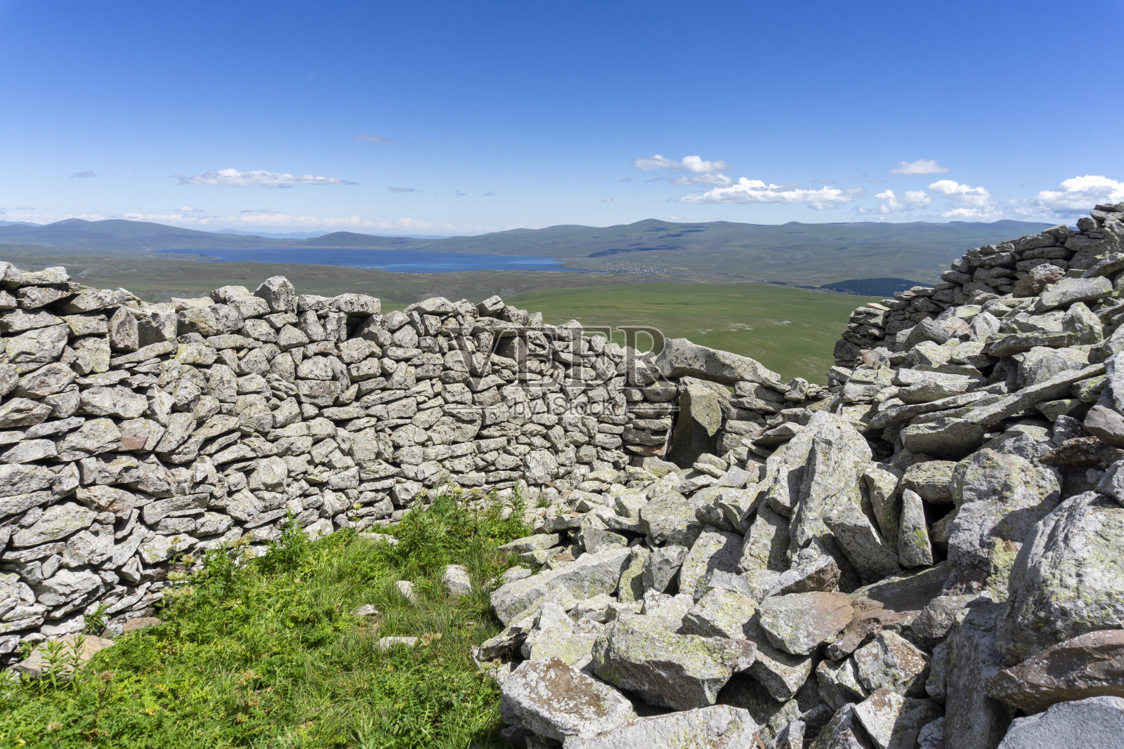 阿布力史前堡垒的城墙上有小窗户。湖光山色，蓝天白云照片摄影图片
