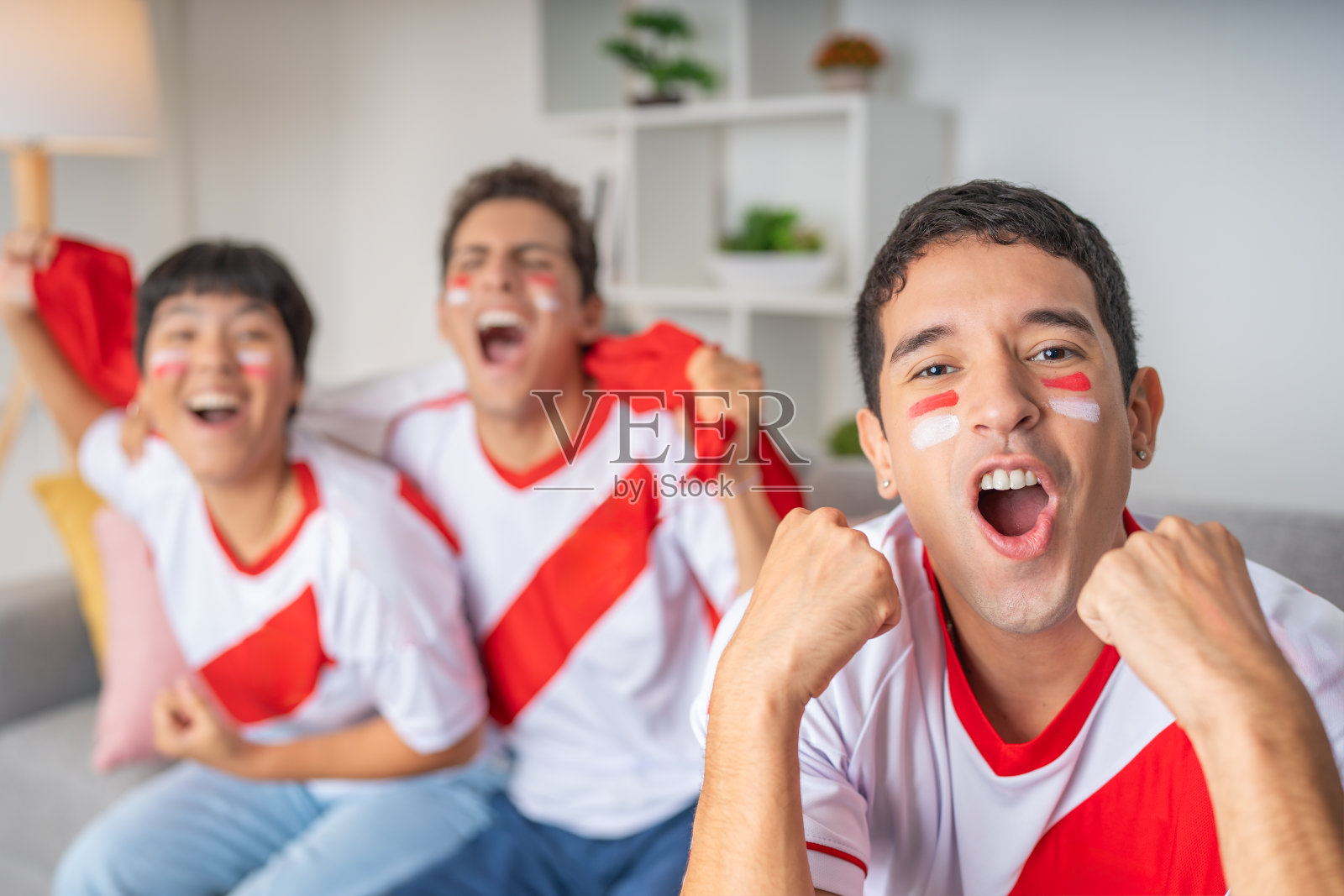 兴奋的朋友们正在观看足球比赛照片摄影图片