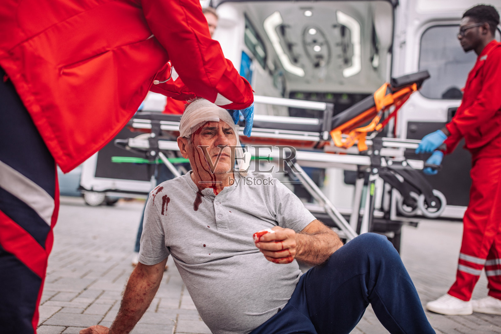 医护人员正在包扎受伤男子的头部照片摄影图片