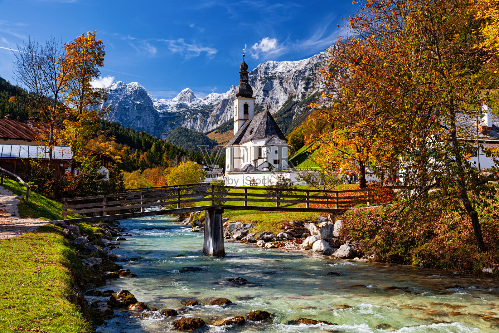 著名的教区教堂圣塞巴斯蒂安在秋天，拉姆索，贝希特斯加登，巴伐利亚阿尔卑斯山，德国照片摄影图片