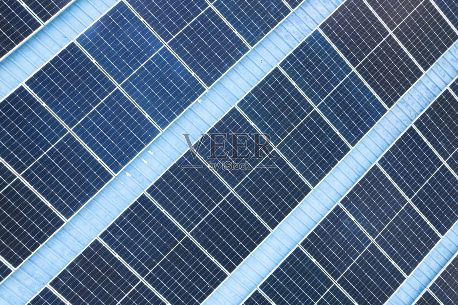 屋顶上的太阳能电池板照片摄影图片