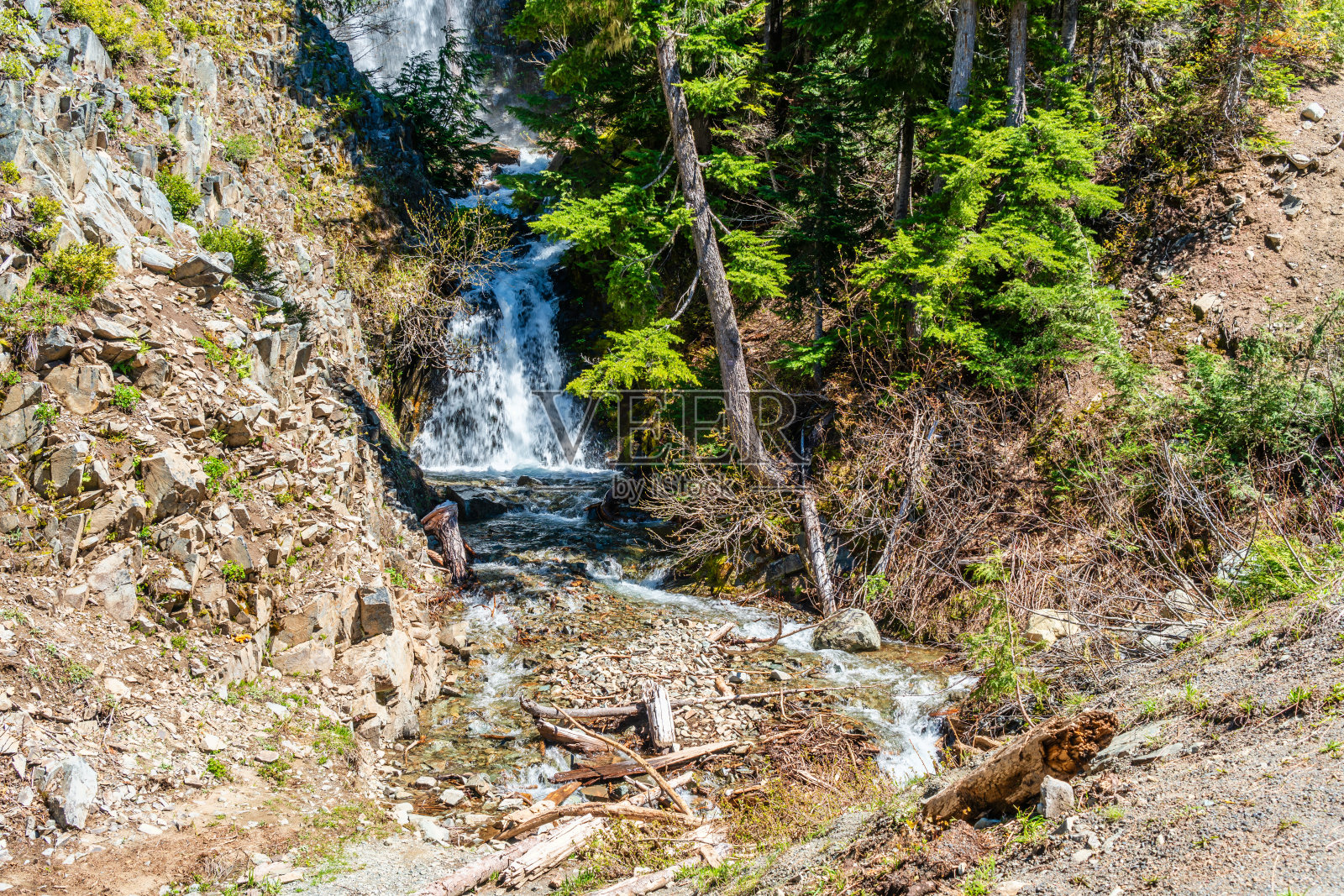 410号公路，奔流瀑布照片摄影图片