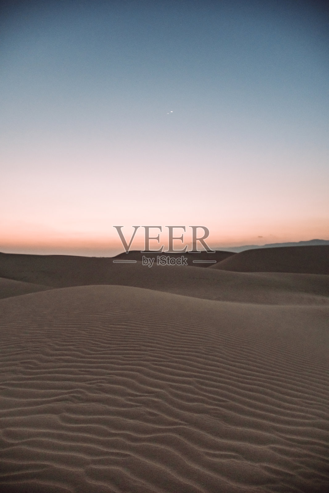 在也门索科特拉的Zahek沙丘，宁静的天空下，原始的白色沙丘的宁静景色。照片摄影图片