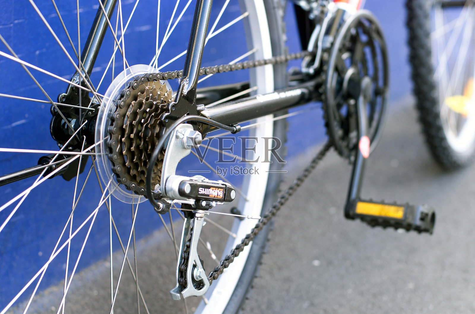自行车的后换档机构和齿轮照片摄影图片
