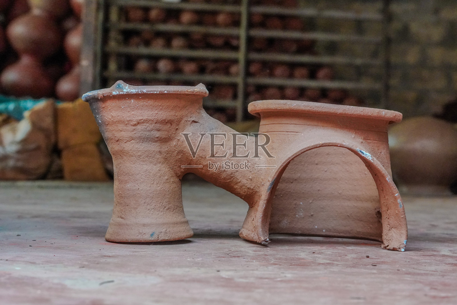 双头手工陶土柴火炉照片摄影图片