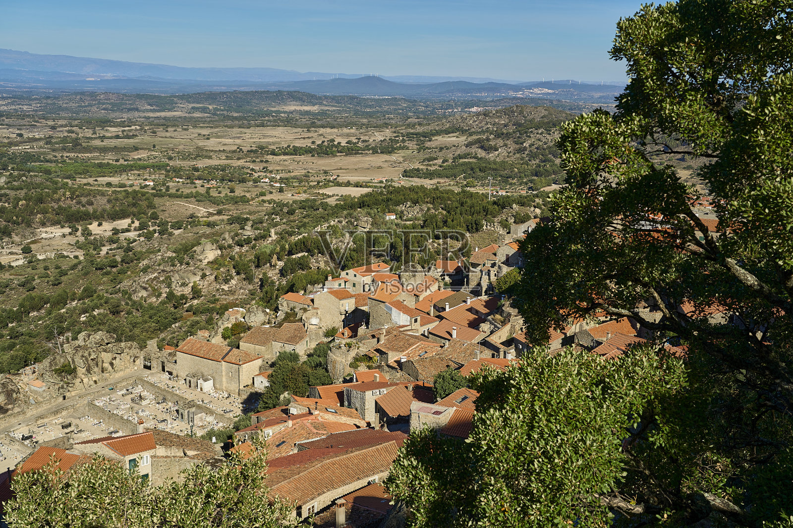 中世纪的孟山都村是受欢迎的旅游目的地，以其传统的房屋而闻名，这些房屋建在葡萄牙山区的花岗岩中。照片摄影图片