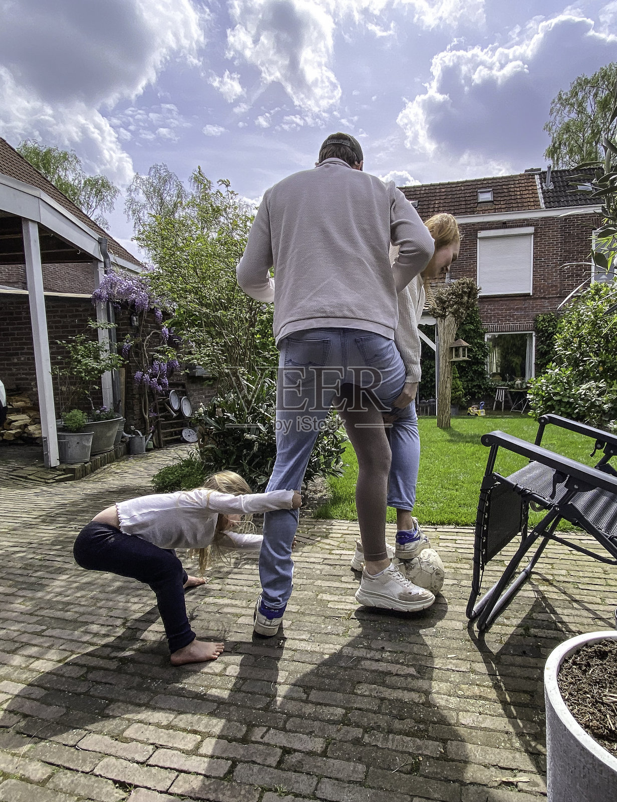 扮演怀孕夫妇和侄女照片摄影图片