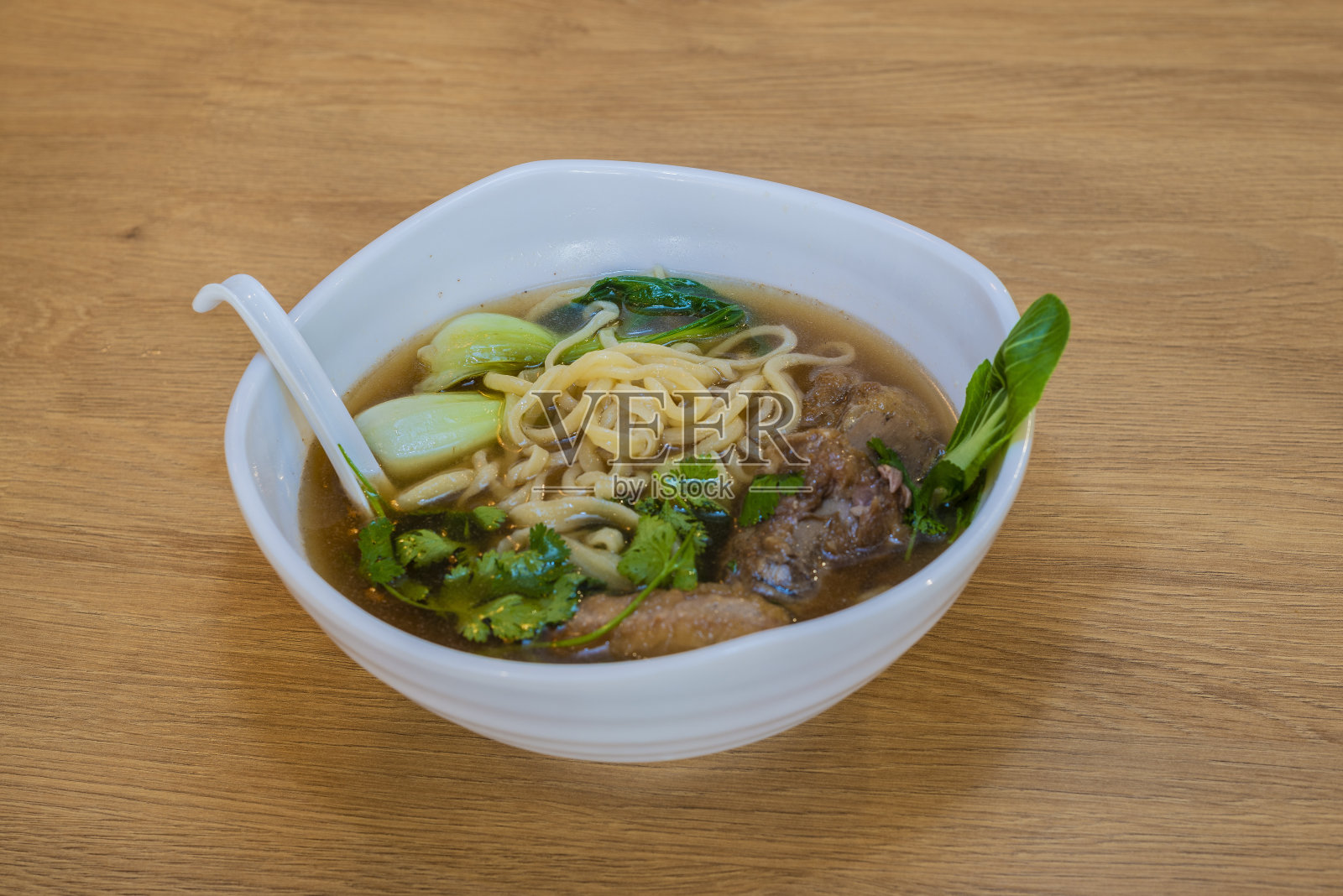 中餐馆里的面汤照片摄影图片