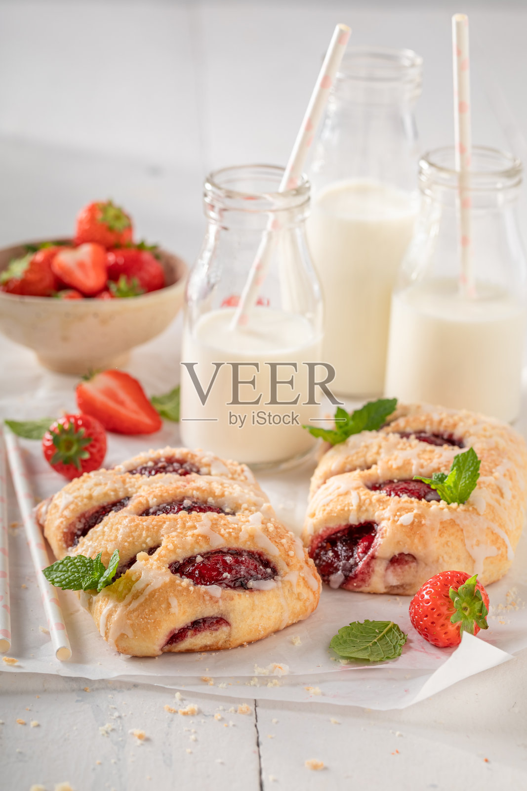 新鲜美味的草莓酵母蛋糕，配上酥皮和糖霜。照片摄影图片