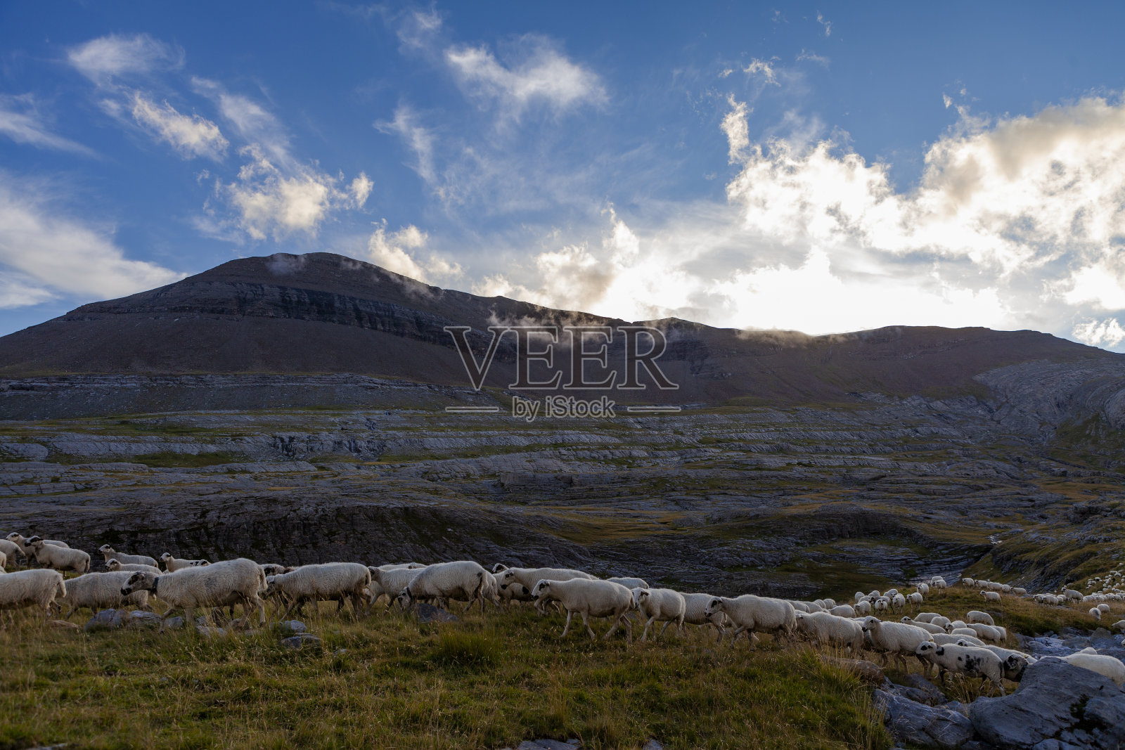 西班牙比利牛斯山上的牧羊人洞穴照片摄影图片