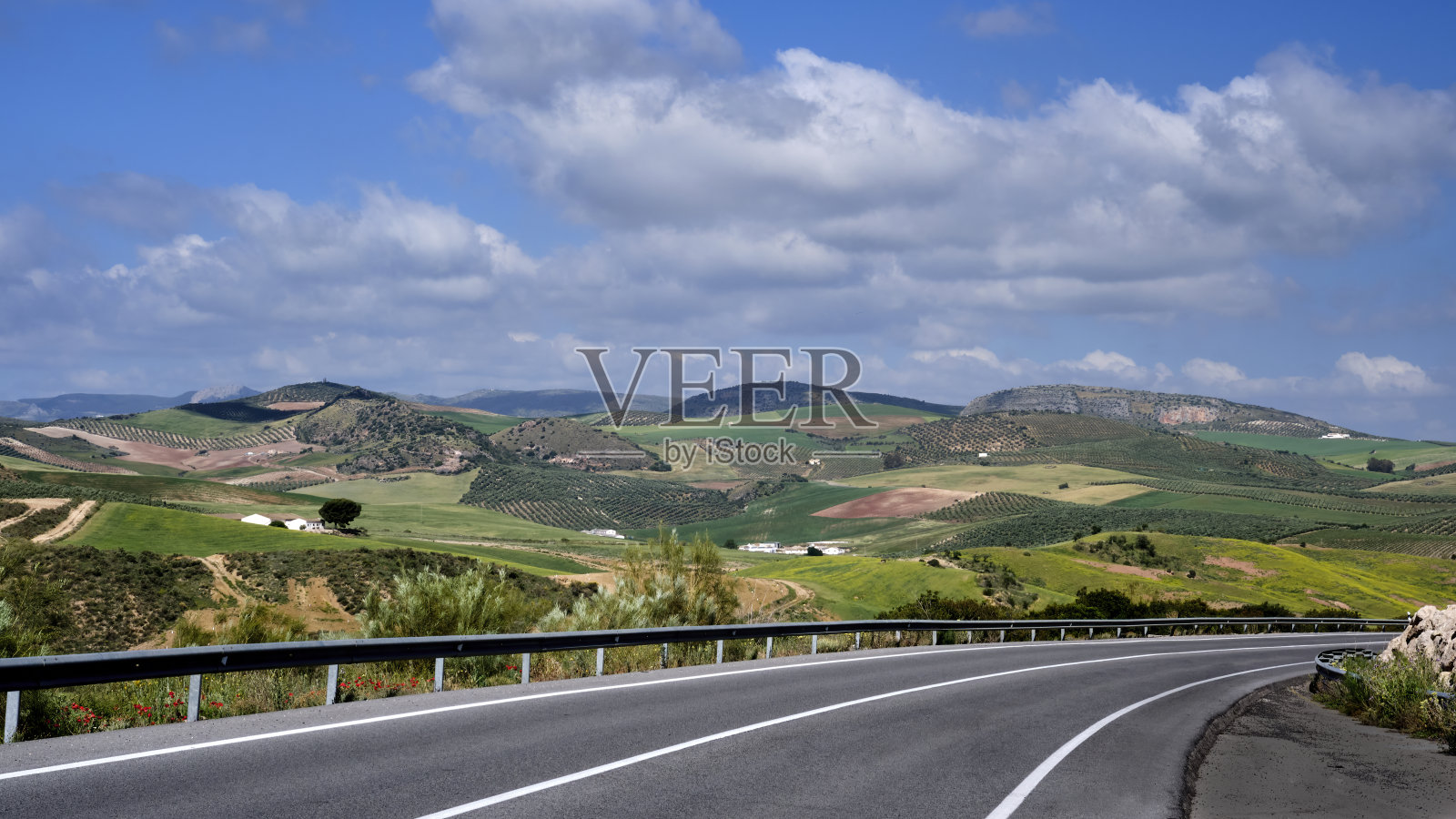 穿过西班牙乡村的公路照片摄影图片