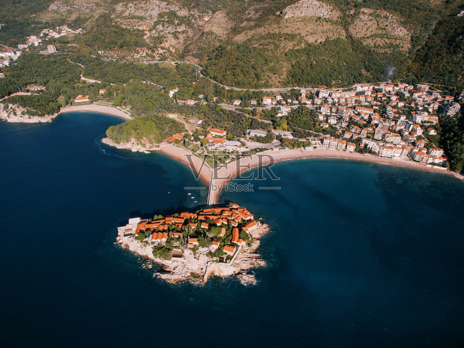 Sveti Stefan岛通过地峡与海岸相连，那里有一个古老的村庄。黑山。无人机照片摄影图片